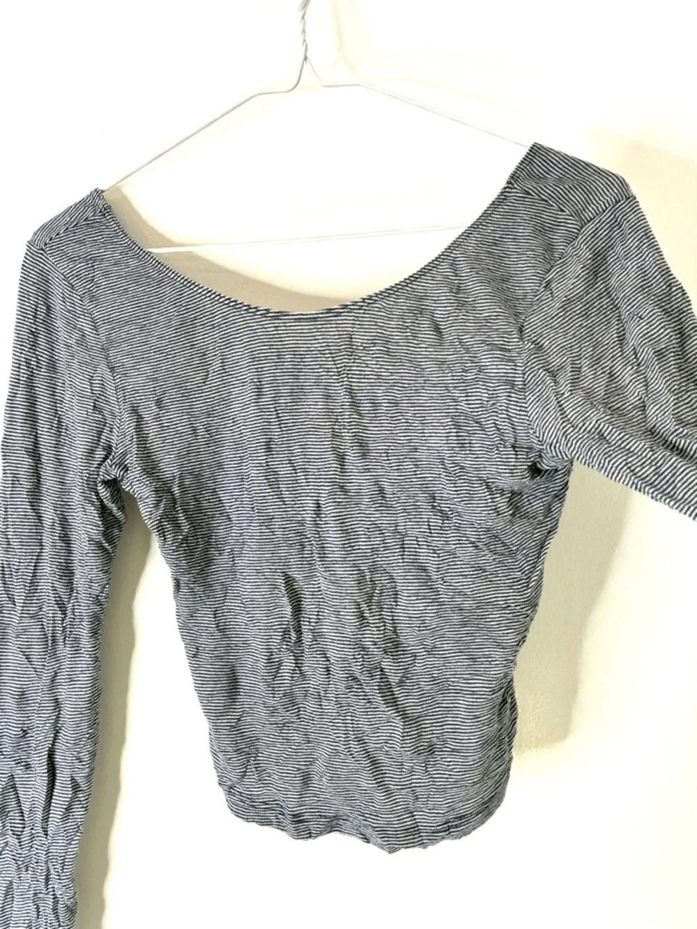 Brandy Melville Cropped Stripe Long Sleeve Top Scoop Neck Fine Stripe Stretch - Picture 2 of 5